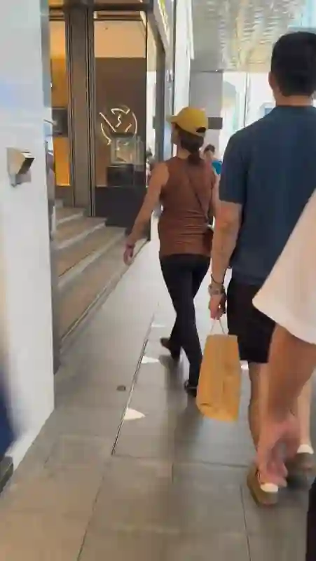 杨采钰已到香港待产！和老公商场购物身形浮肿，生产前只能穿拖鞋