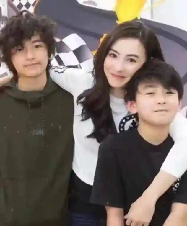 Lucas希望父母复合！弟弟被谢霆锋带走后，张柏芝崩溃到不照镜子