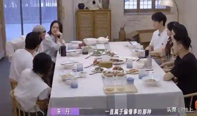 朱丹讲：姐姐搂弟弟像妈妈抱儿子，有谁注意何猷君？不留一点情面