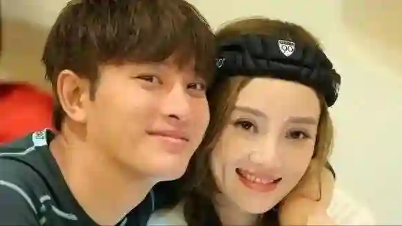 好了伤疤忘了疼！贾乃亮李小璐合体出游，女儿甜馨表现惹众议