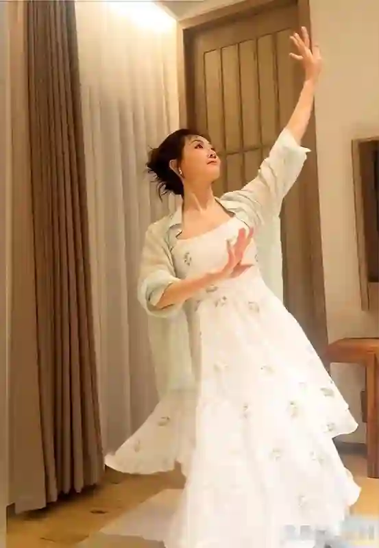 郑恺夫妇买珠宝被偶遇，苗苗穿大码短袖遮身材，外八严重像怀4胎