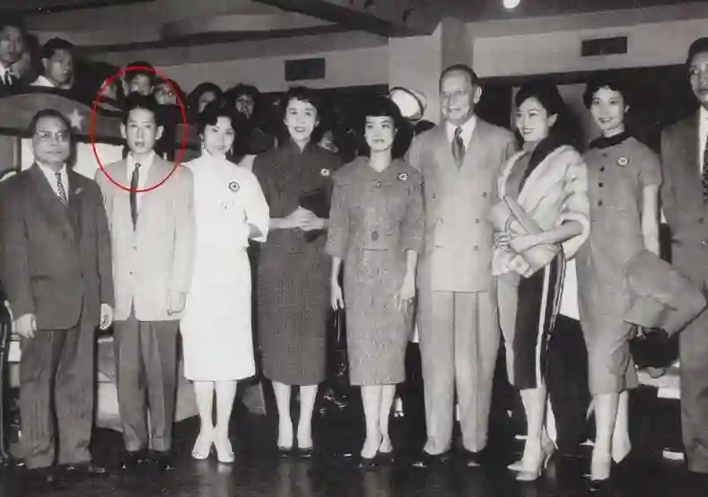 当代“韦小宝”邓兆尊，同时交往仨女友，最穷兜里就剩一亿