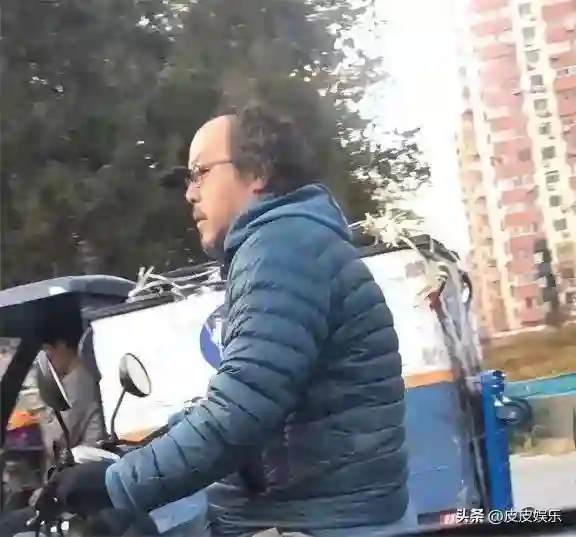 56岁窦唯现状：秃头发福，像公园遛弯大爷，与王菲像是两代人