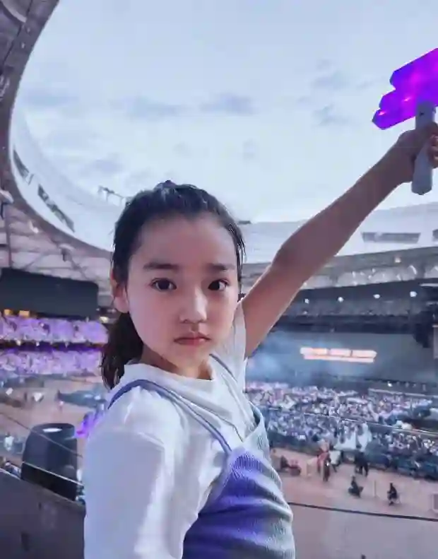 董璇携女儿追星林俊杰，<em>小酒窝</em>举灯牌甜笑入镜