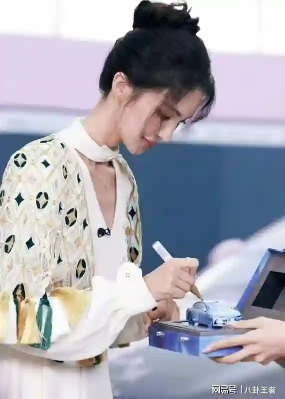 真人版格格巫!金晨近照曝光,再陷整容风波,疑整容失败撞脸章若楠