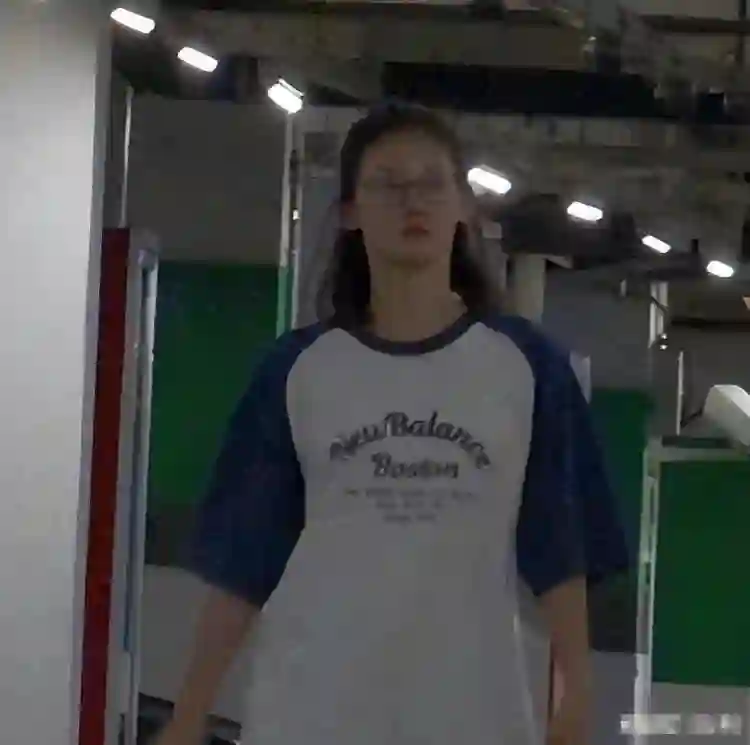 郑恺夫妇买珠宝被偶遇，苗苗穿大码短袖遮身材，外八严重像怀4胎