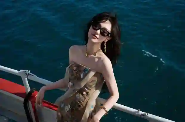 唐嫣晒抹胸长裙美照，墨镜遮面大波浪尽显御姐气质