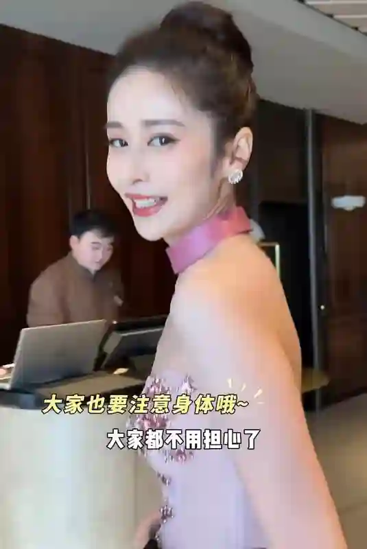 颖儿出院8天复工，穿抹胸裙瘦成“皮包骨”，术后痛到不敢躺下