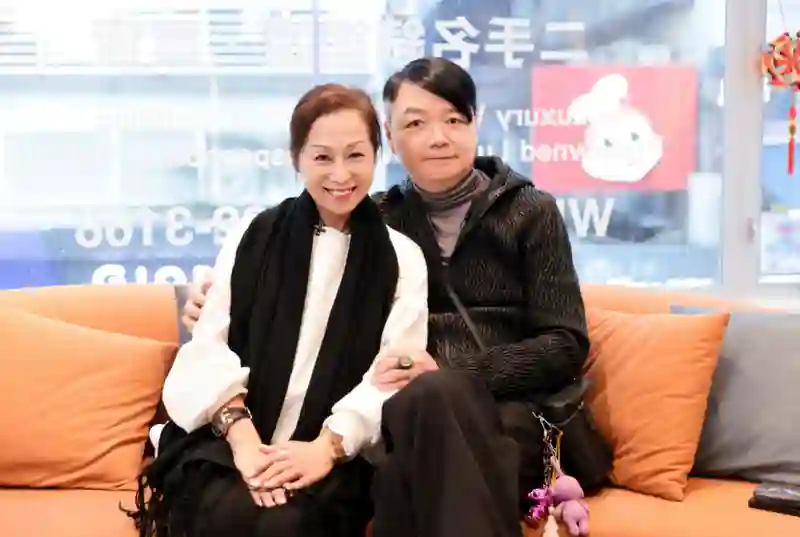 港星艾威为妻子举行海葬，亲手撒下骨灰送别，日后也会海葬与亡妻相聚