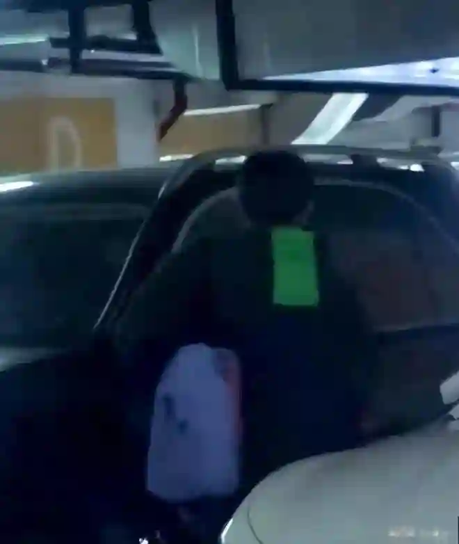 力破离婚传闻！刘诗诗吴奇隆合体带娃，刘诗诗抱4岁儿子母爱满满