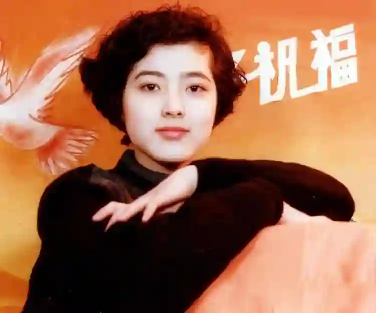 曾黎机场落泪！曾靠美貌“征服”众人,如今为何上演“苦肉计”