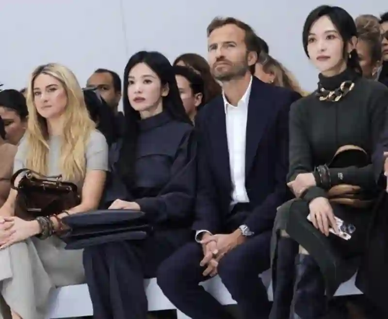 唐嫣真给中国人长脸！穿一身灰裙仍美得风姿绰约，同框宋慧乔都丝毫不输气质！