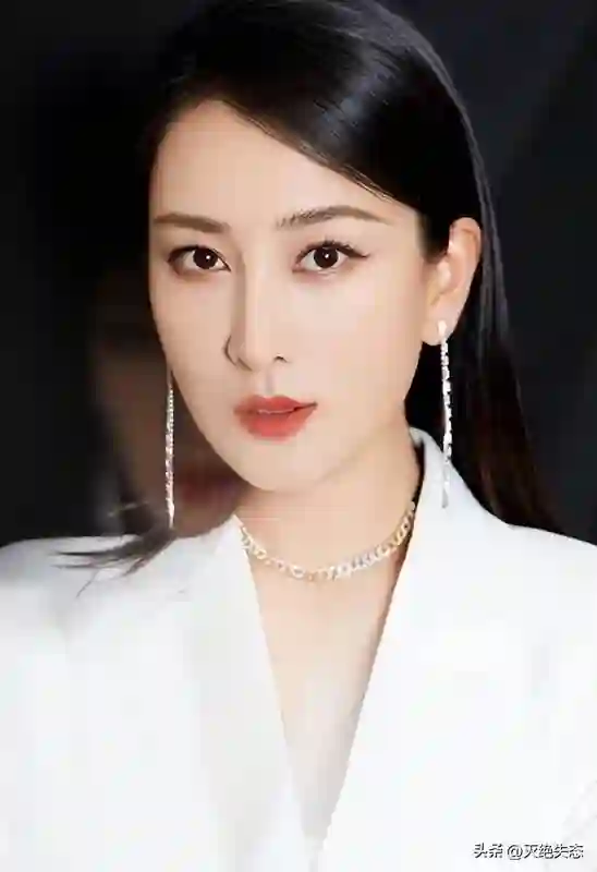 和孔令辉同居11年，穿泳装骑黑人背上的马苏，如今怎么样了？