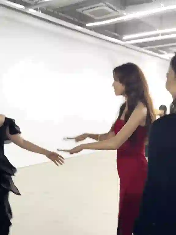 孙俪唇下痣消失，是否变美？与姚晨、志玲同框见真章