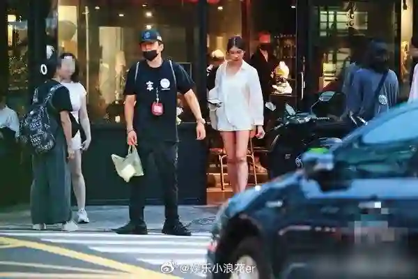 王<em>大陆</em>服役假期与女友约会，二人散步同行心情佳