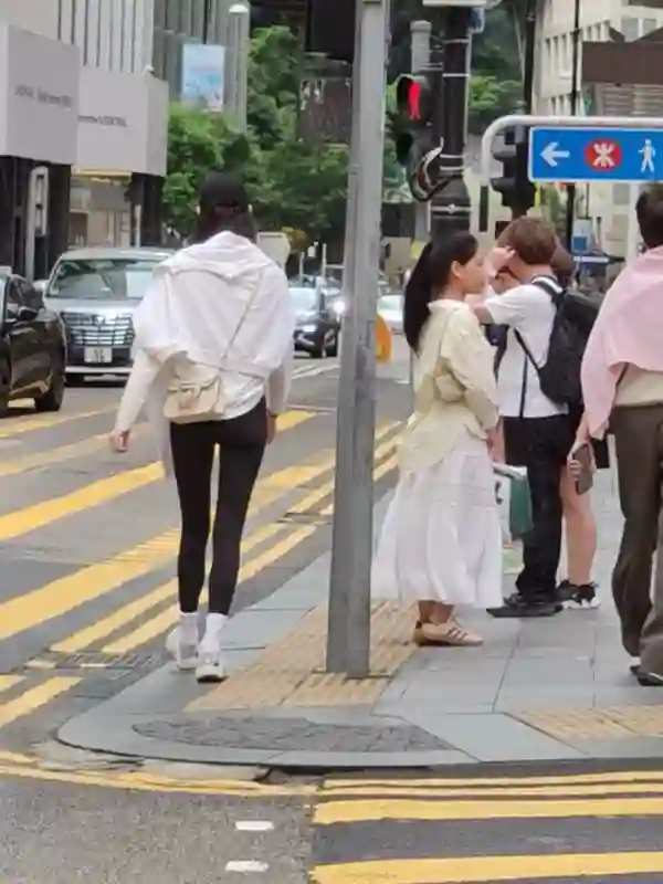偶遇何猷君一家，奚梦瑶和婆婆逛街尽显高情商，四太腿长不输媳妇
