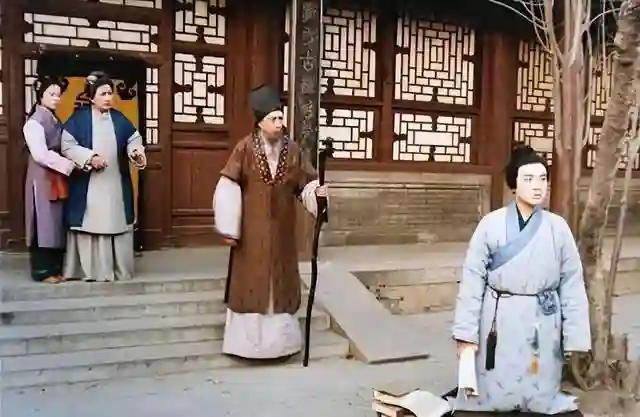 他入戏太深自诩是贾宝玉，追求陈晓旭被拒，32岁酗酒暴病永远离开