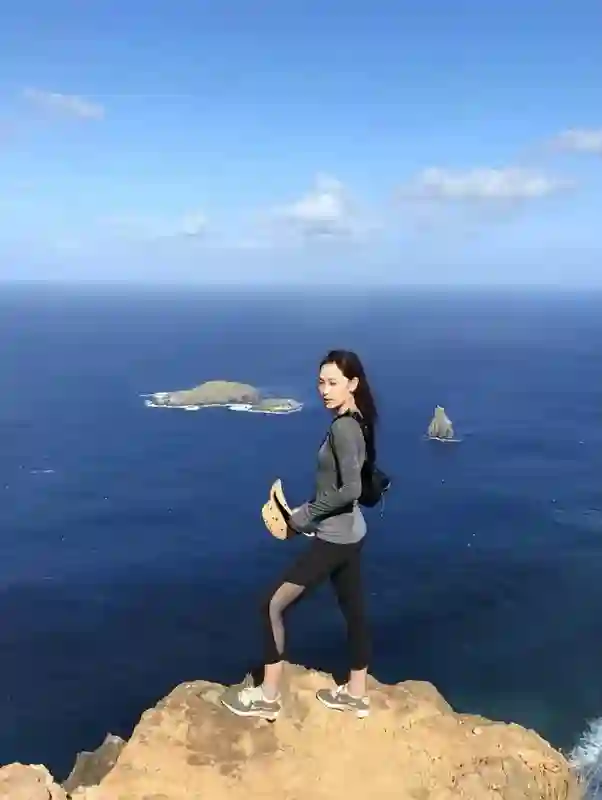 徐子珊45岁近照曝光，独自现身法国美术馆，网友分享偶遇细节