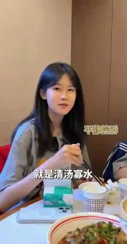 陆毅女儿长大啦，贝儿长得亭亭玉立，眉眼间透着灵动，嘴唇真好看