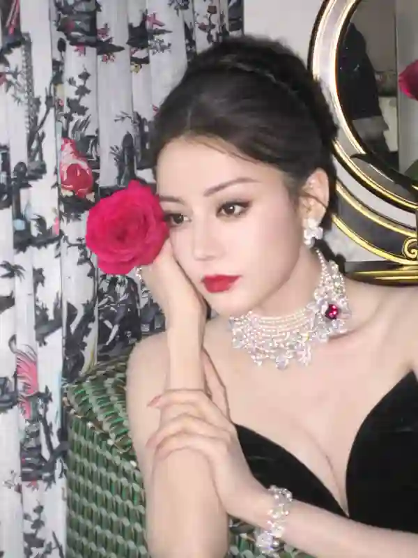 迪丽热巴黑玫瑰抹胸裙惊艳亮相 优雅气质尽显曼妙身姿