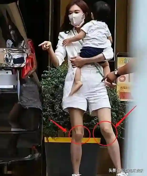 体态畏缩缩，林志玲下嫁6年被日化，网友调侃像被打怕了
