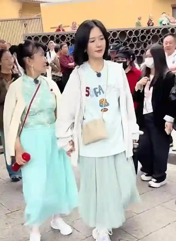 43岁谢娜回四川老家，受乡亲们夹道欢迎，爹妈看似平庸却大有来头