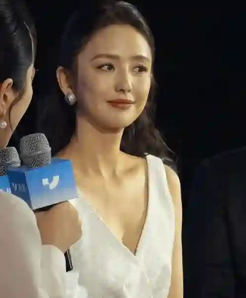 41岁佟丽娅现身车展当车模，穿小白裙配公主头女人味十足，颜值太能打