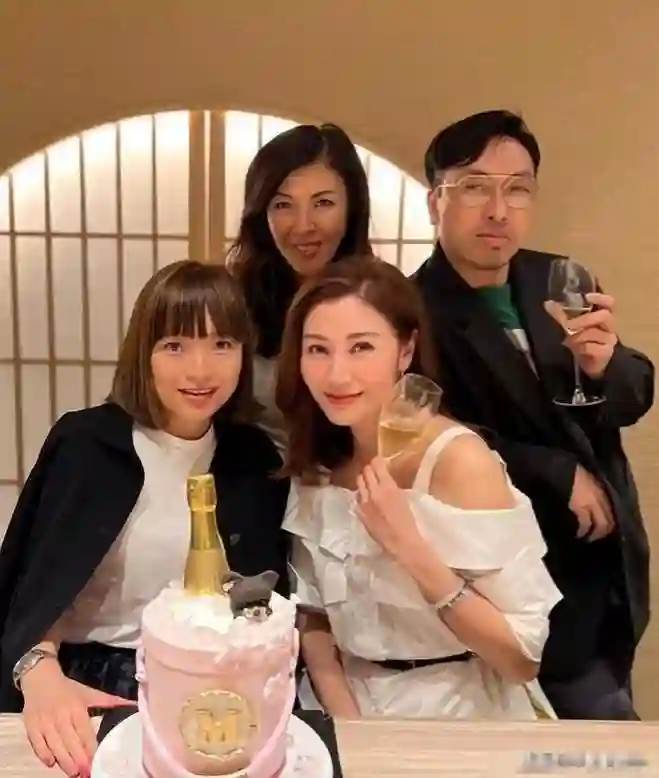李嘉欣62岁姐姐冻龄美貌依旧，姐妹感情深厚，气质优雅状态好
