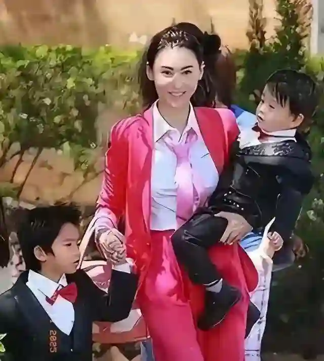 谢霆锋陪王菲恩爱度假，前妻张柏芝的“反击”，是谢霆锋没想到的