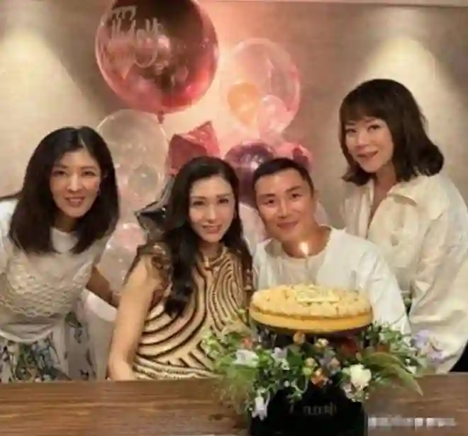 李嘉欣62岁姐姐冻龄美貌依旧，姐妹感情深厚，气质优雅状态好