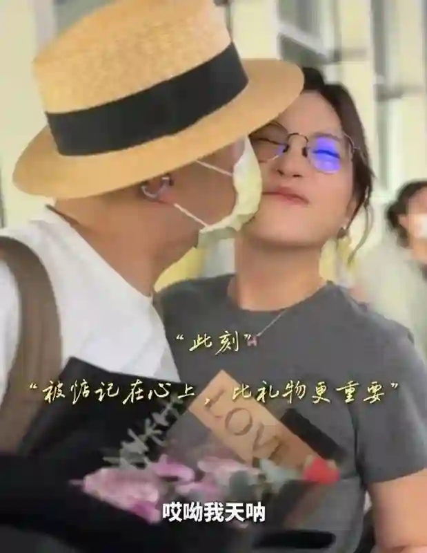 包文婧产后2个月出门接老公，包贝尔感动当众亲她，二胎后更腻歪