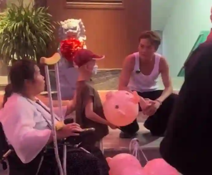 吴克群现身街头帮患病母子卖花，当事人回应：他就像邻家大哥