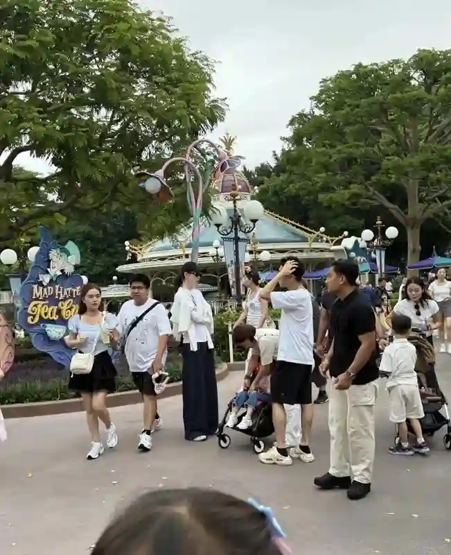 奚梦瑶一家人游迪士尼，何猷君抱着4岁女儿，4个<em>保姆</em>轮流照顾孩子