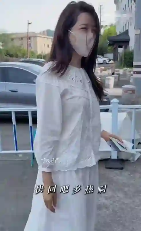 曾黎接车现场仅现四名粉丝，自嘲寥寥无几