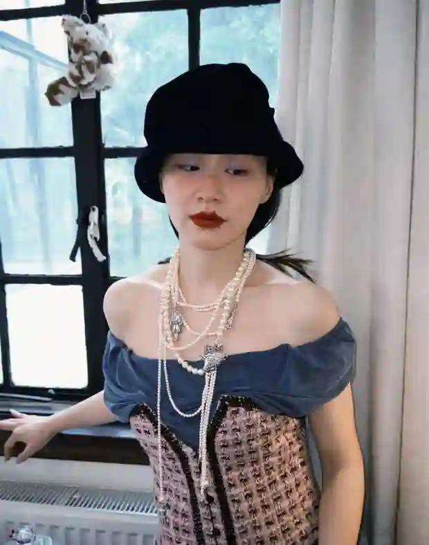 被金靖这组复古造型惊艳到！喜剧人秒变文艺女神~