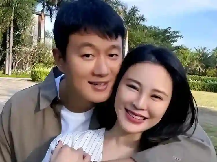 尴尬！46岁关悦疑似医美撞脸倪萍，跟佟大为同框像小姨带外甥