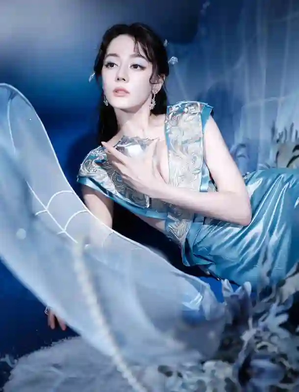 迪丽热巴蓝裙造型美出新高度，缎面裙摆摇曳似海螺公主！