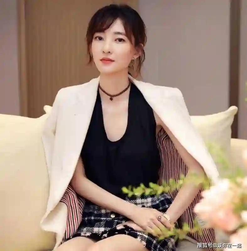 王丽坤再次美出天际，黑白方格短裙搭配米色西服展现迷人线条！