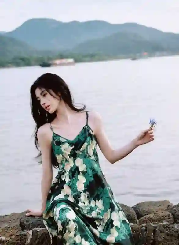 鞠婧祎穿墨绿色玫瑰长裙如画中人！吊带设计衬雪肌，清纯感溢出屏幕