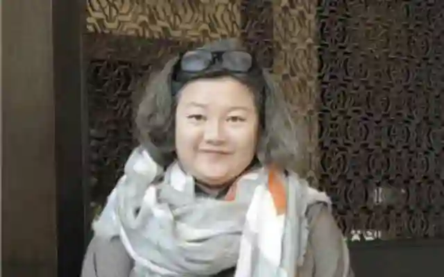 怒甩陈凯歌，其貌不扬却家庭显赫，后妈洪晃用行动做中国教育
