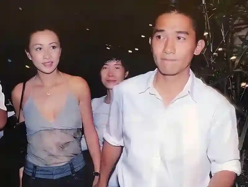 梁朝伟刘嘉玲泰国度假，两人结婚多年恩爱如初，刘嘉玲美腿抢镜