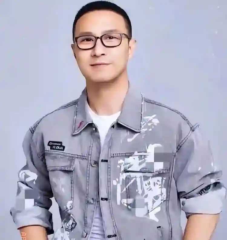 离婚两年，汪峰用求婚规格给宁静庆生，彻底撕碎章子怡最后的体面