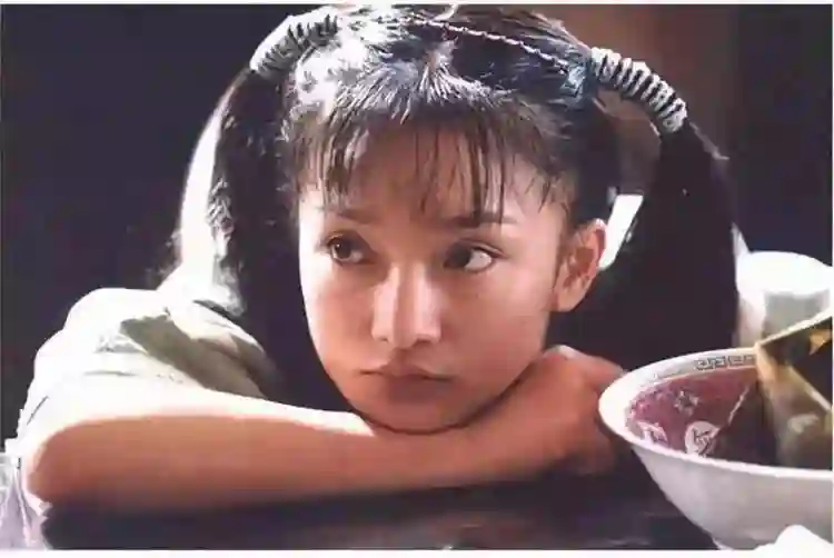 51岁周迅：“丁克”半辈子，低调现身肿瘤医院，今人体画价值千万