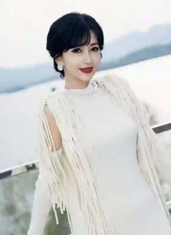 赵雅芝儿子，年近40还在啃老，还大胆拉踩“我妈就是个家庭主妇”