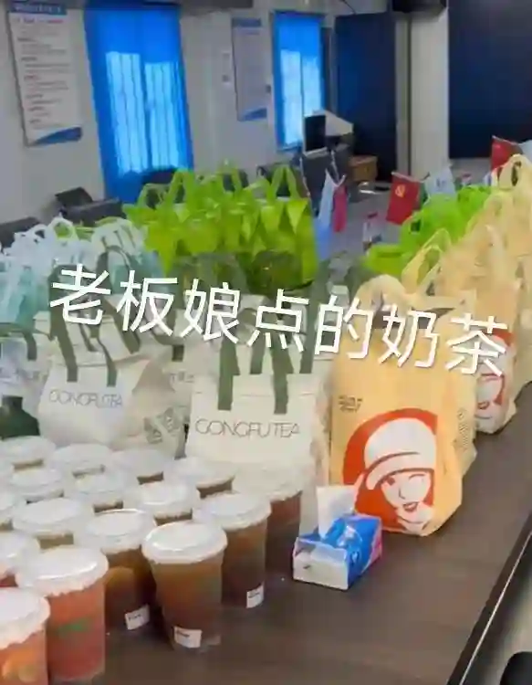 31岁章泽天深圳参加活动，干净漂亮有能力，给员工点300杯奶茶
