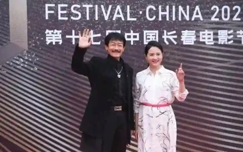 香港影坛最后一位全才：捧红成龙、王家卫，却历经人生悲苦