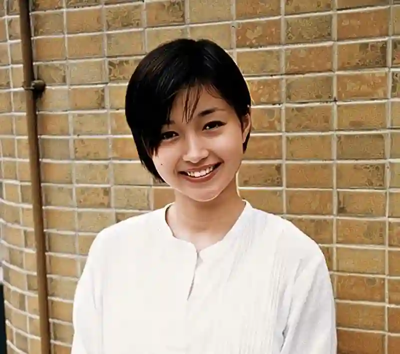 香港知名女星全素颜出镜，满脸雀斑颈纹明显，不做医美想自然老去
