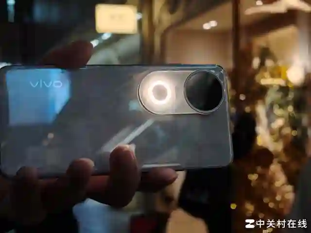 闪光灯还能这么玩？OPPO Reno14“闪光实况”让你秒变拍照达人