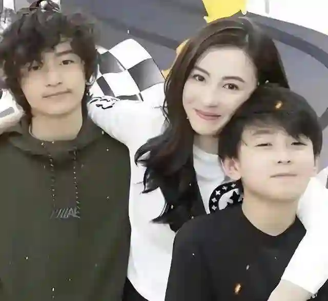 张柏芝儿子成绩曝光，谢霆锋突然给钱，当年真相被揭开？