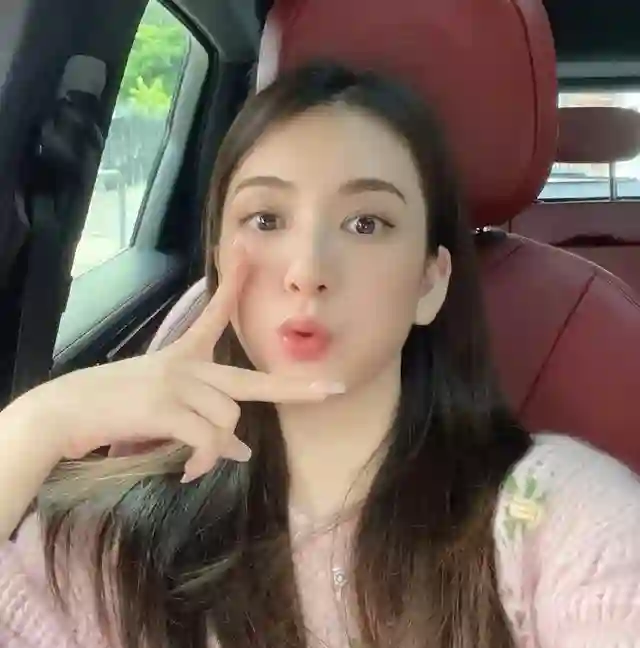 方媛带女儿逛超市被偶遇，怀三胎了仍穿厚底鞋！站姿显得有些豪放